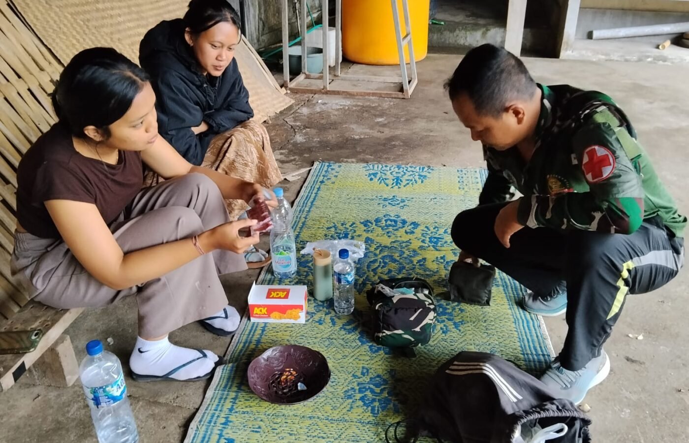Tanggap Darurat, Tim Medis Satgas TMMD Bantu Mahasiswa KKN dengan Alergi