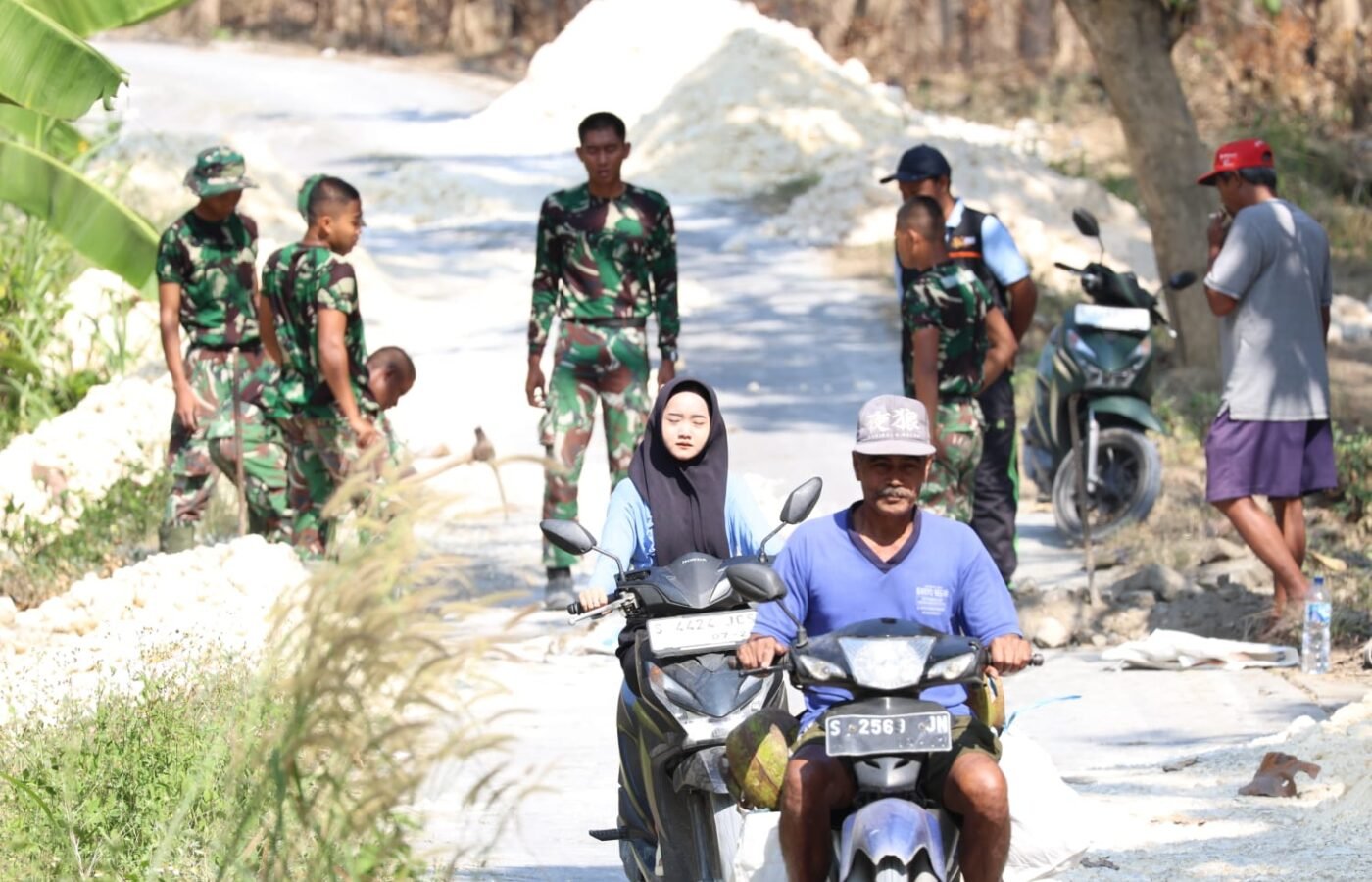 Senyum Prajurit di Lokasi TMMD 129 Bangun Kedekatan Emosional dengan Masyarakat