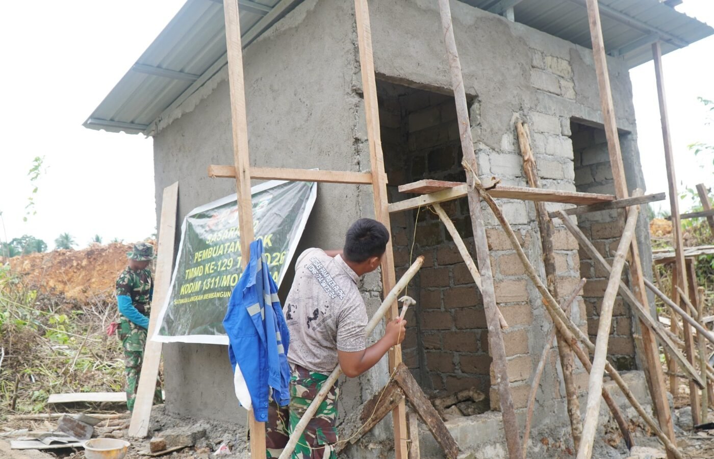 Pekerjaan Plester MCK Masjid Desa Polewali oleh Satgas TMMD Ke-129 Kodim 1311/Morowali Berlanjut