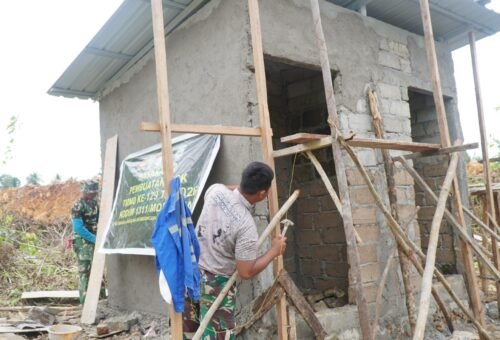 Pekerjaan Plester MCK Masjid Desa Polewali oleh Satgas TMMD Ke-129 Kodim 1311/Morowali Berlanjut