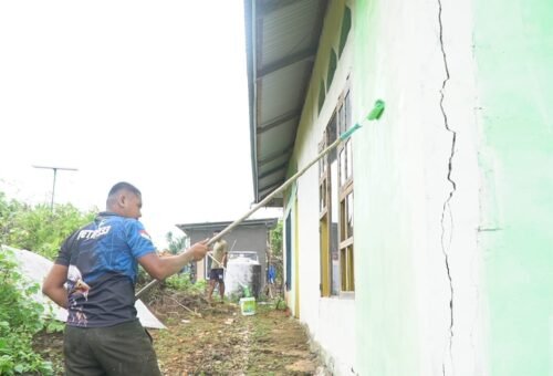 Pembangunan Fasilitas Umum, Satgas TMMD Ke-129 Lakukan Pengecatan Masjid Umbele
