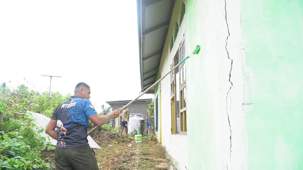 Pembangunan Fasilitas Umum, Satgas TMMD Ke-129 Lakukan Pengecatan Masjid Umbele