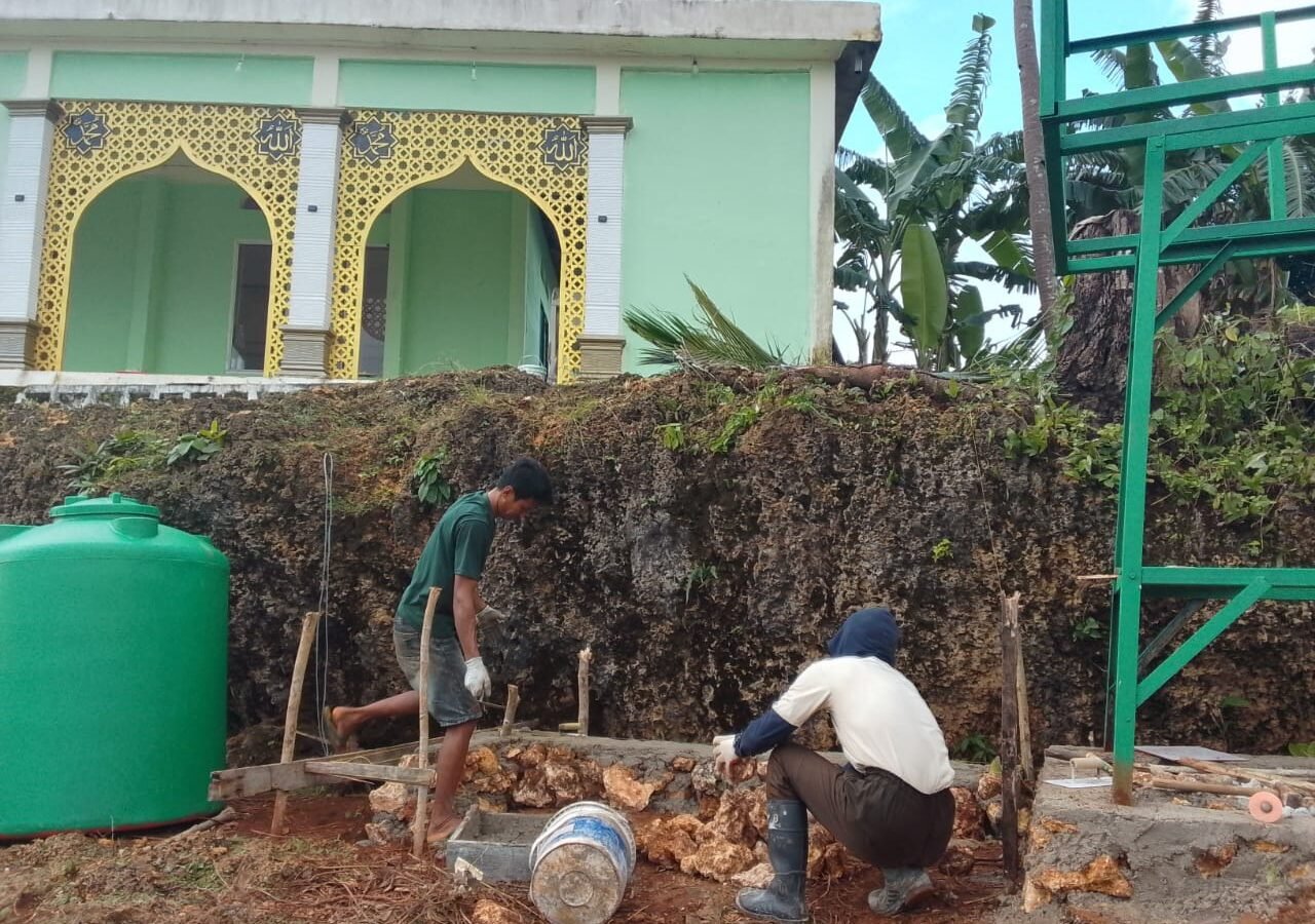 Pembangunan Tandon Air di Masjid Polewali Melalui Gotong Royong Satgas TMMD