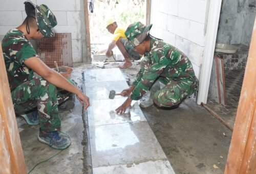 Membangun Infrastruktur Berkelanjutan: Satgas TMMD ke-129 Kodim 0812/Lamongan Pasang Rangka Besi untuk Jalan Beton