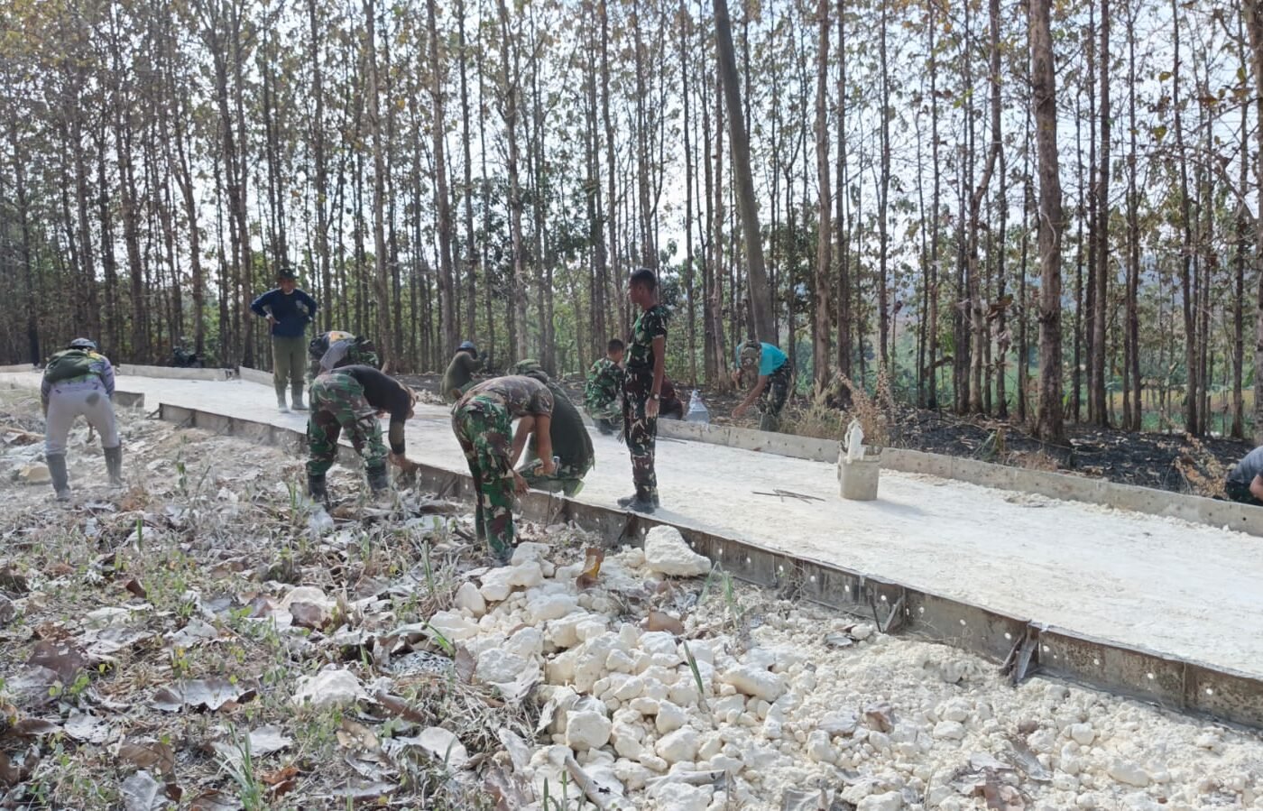 Semangat Tak Terbatas, Satgas TMMD 129 Hadapi Tantangan Cuaca Panas Dalam Pembangunan Jalan Beton