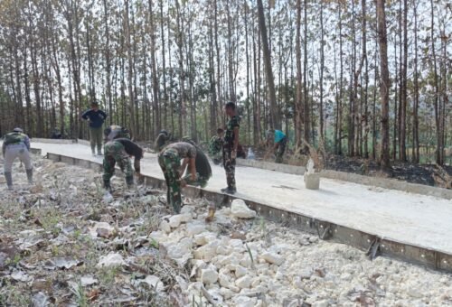 Semangat Tak Terbatas, Satgas TMMD 129 Hadapi Tantangan Cuaca Panas Dalam Pembangunan Jalan Beton