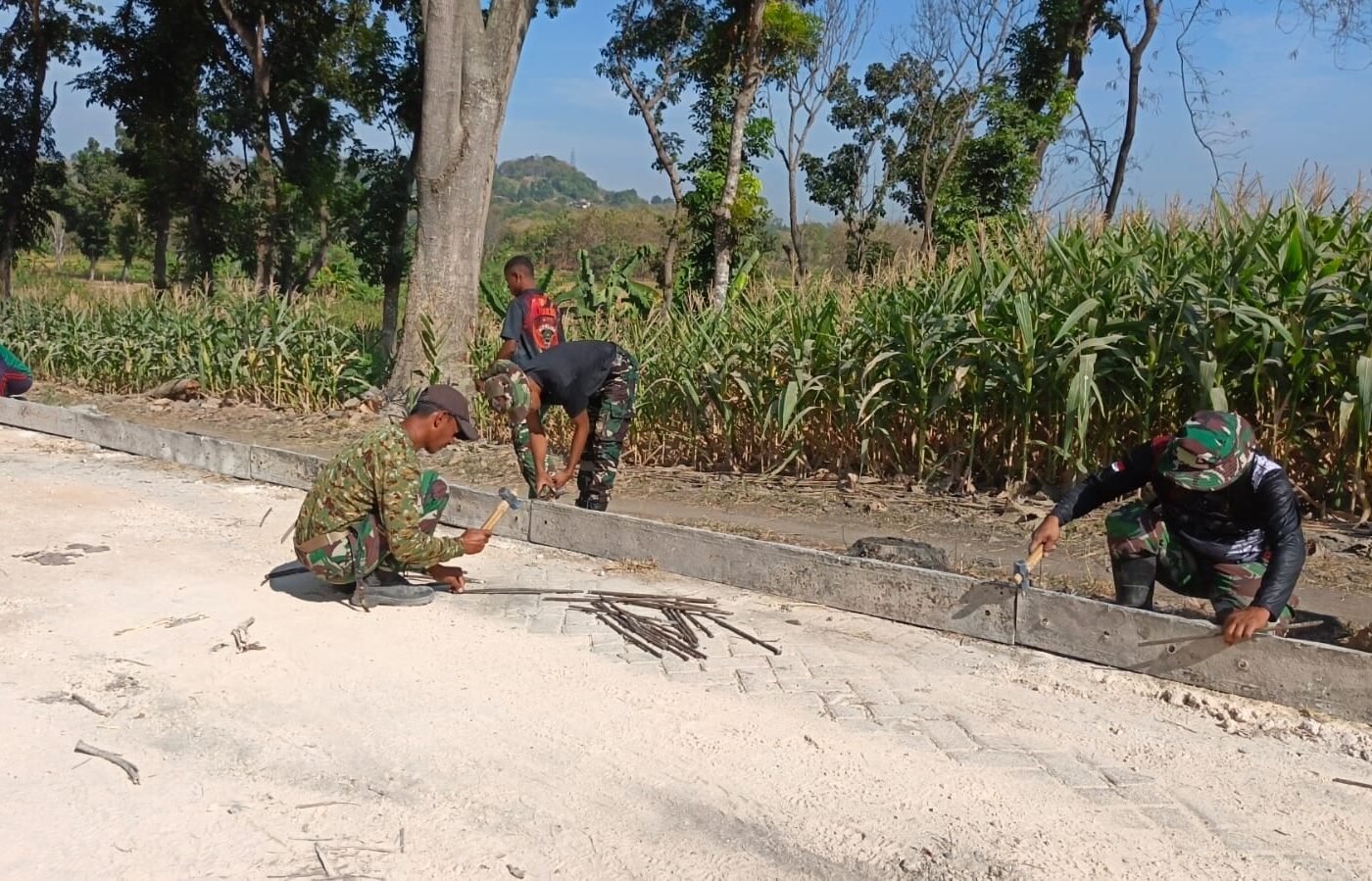 Semangat Tanpa Henti, Satgas TMMD 129 Terus Berjuang Selesaikan Jalan Rabat Beton