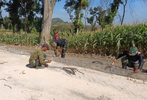 Semangat Tanpa Henti, Satgas TMMD 129 Terus Berjuang Selesaikan Jalan Rabat Beton