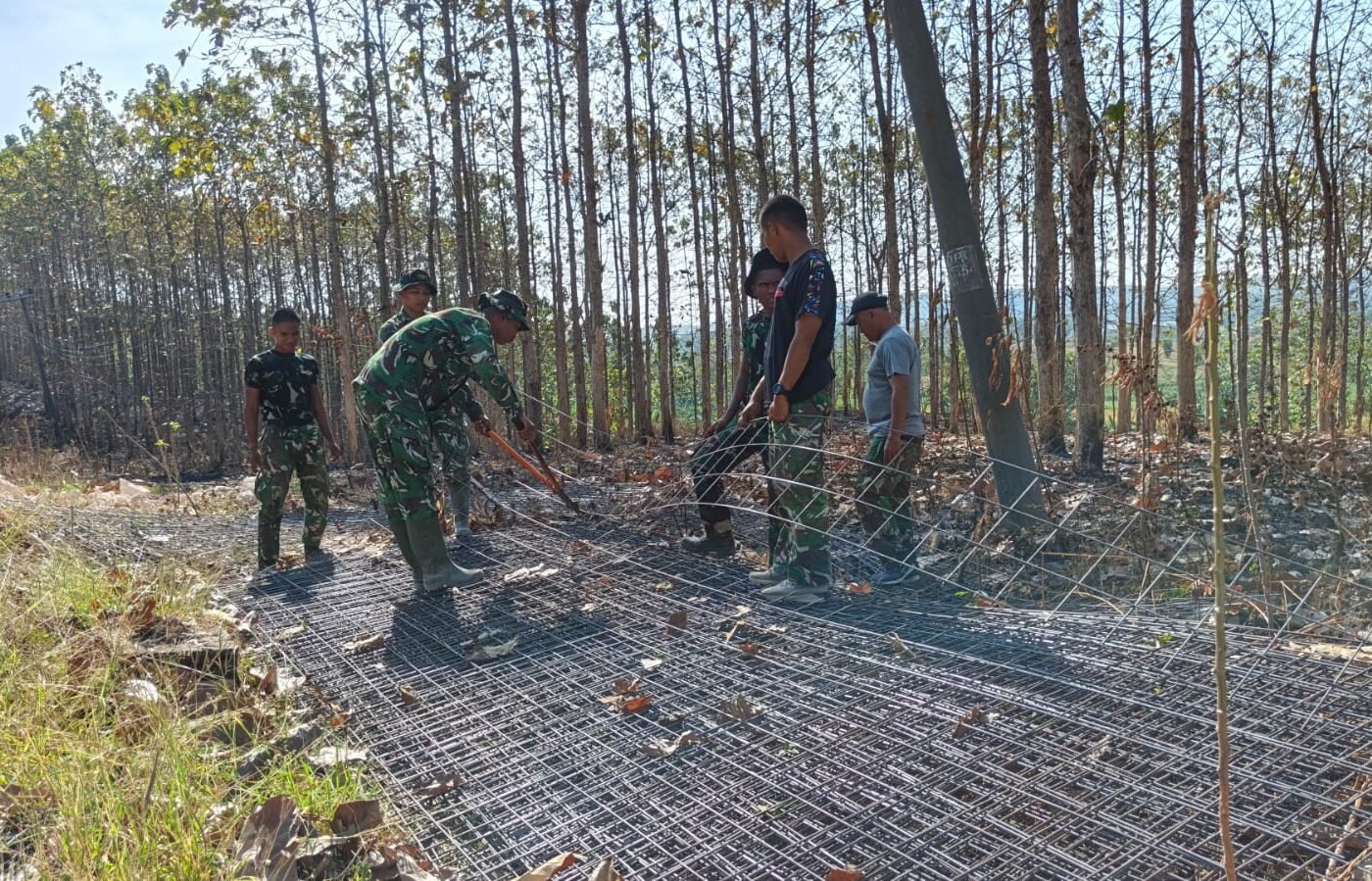 Kepastian Kualitas Infrastruktur, Satgas TMMD 129 Fokus pada Kekuatan Anyaman Besi Jalan Rabat Beton