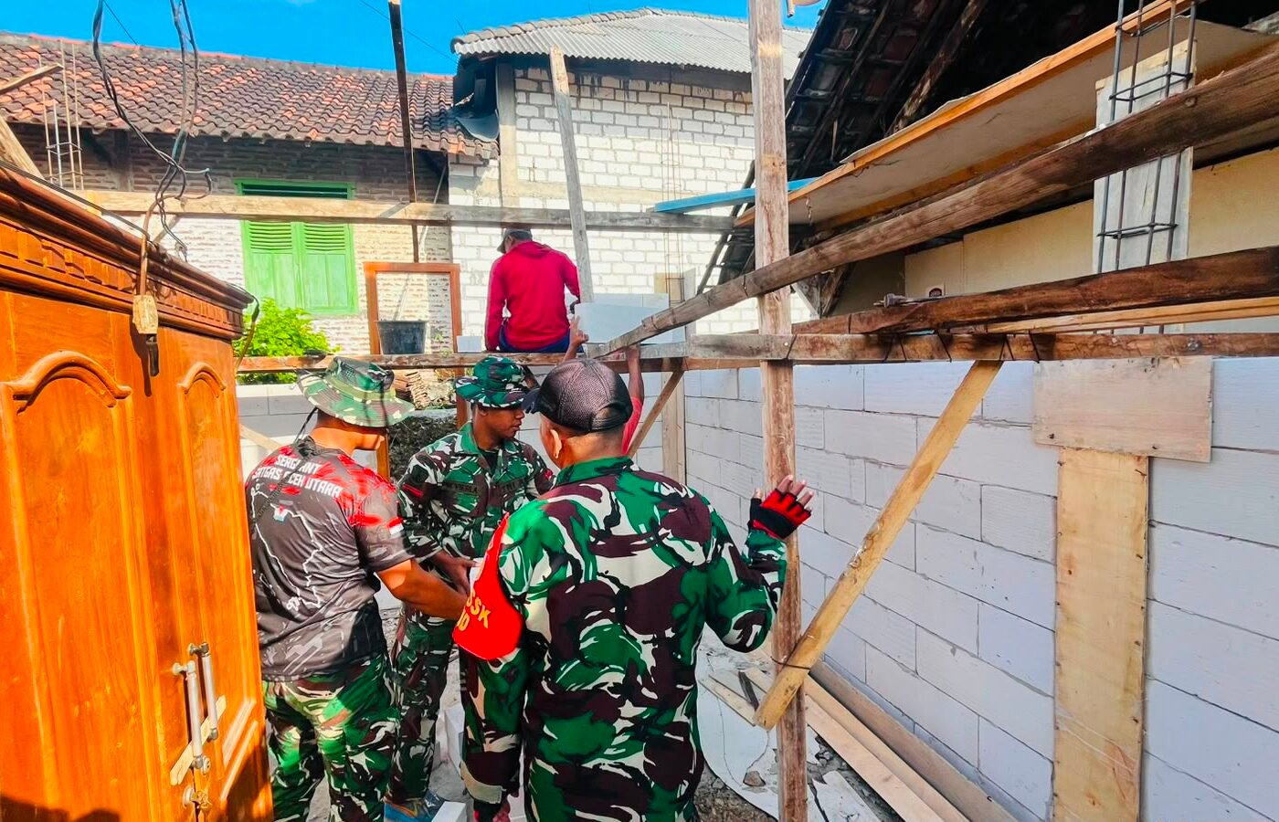 Pembangunan Rutilahu di Desa Tlemang: Sinergi Antara TNI dan Warga