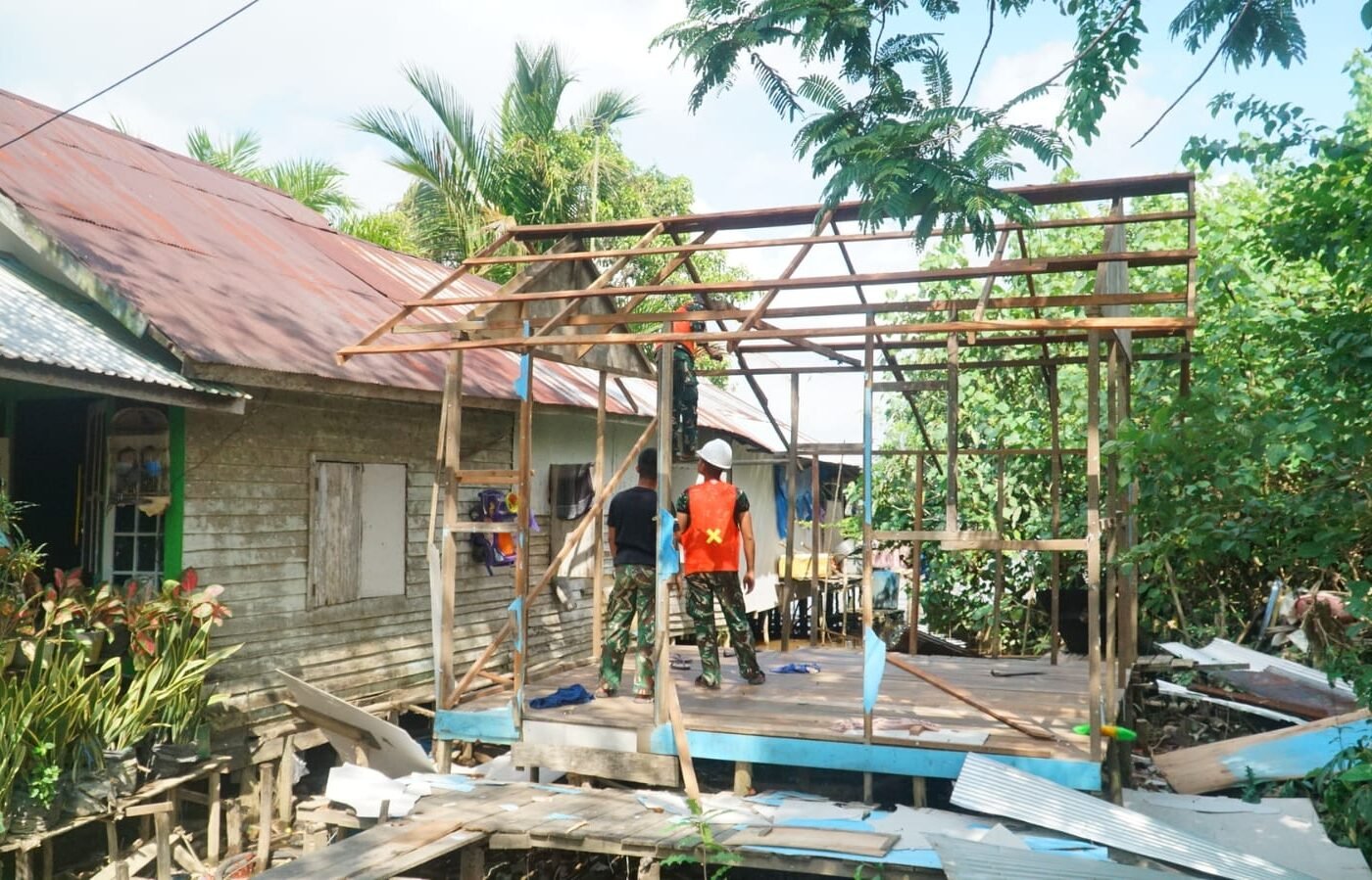 Langkah Awal Renovasi Hunian Bapak Ilham di TMMD Ke-129 Kodim 1011/KLK