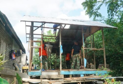 Semangat Gotong Royong Warnai Pembongkaran RTLH Bapak Ilham oleh Satgas TMMD Ke-129