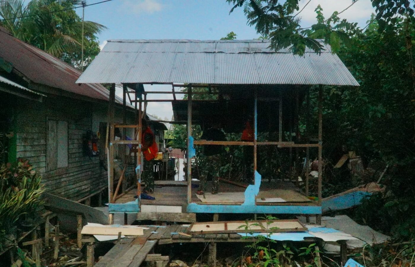 Pembangunan RTLH di Kapuas Dimulai dengan Pembongkaran Rumah Pak Ilham