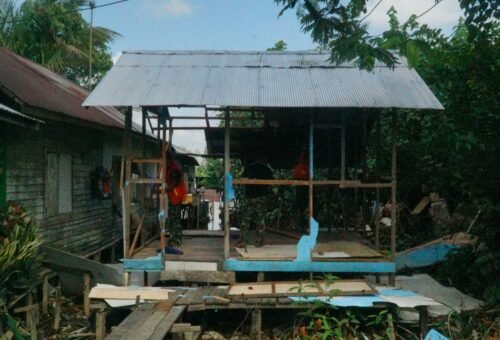 Pembangunan RTLH di Kapuas Dimulai dengan Pembongkaran Rumah Pak Ilham