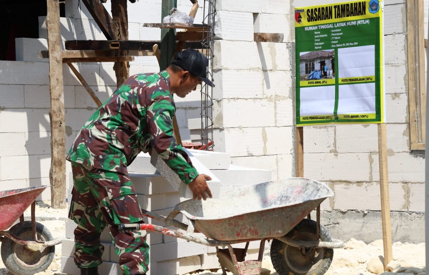 Gotong Royong Satgas TMMD dan Warga Percepat Pembangunan Rutilahu di Desa Tlemang