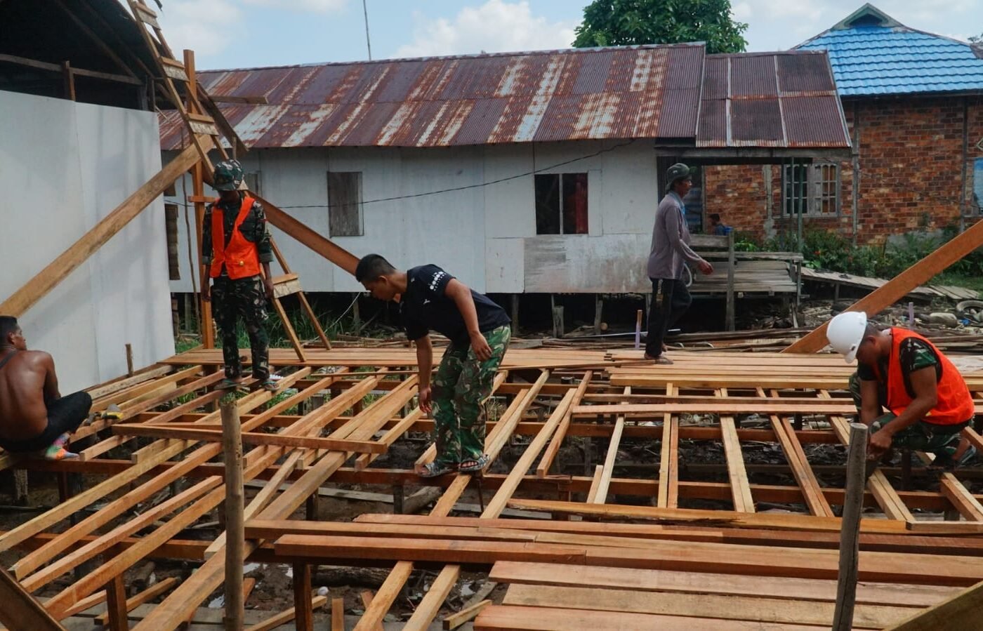 Sinergi TNI dan Masyarakat dalam Pemasangan Gelagar RTLH Ibu Rini