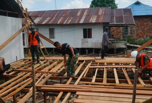 Sinergi TNI dan Masyarakat dalam Pemasangan Gelagar RTLH Ibu Rini