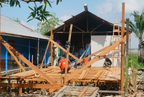 Pemasangan Gelagar Memperkuat RTLH Ibu Rini dalam Program TMMD Reguler Ke-129