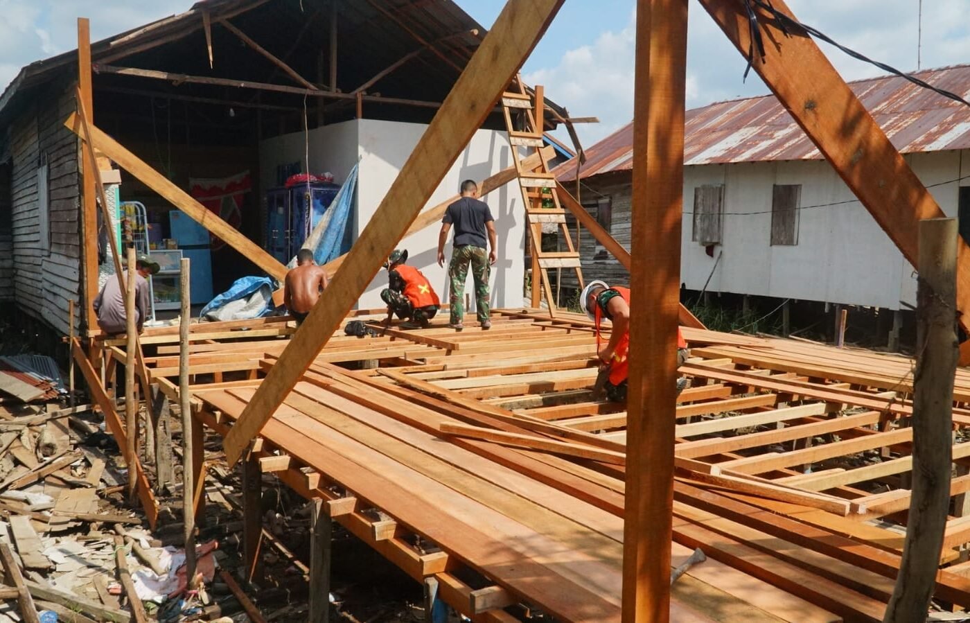 Dukungan TNI Melalui TMMD Ke-129 Mewujudkan Hunian Layak bagi Ibu Rini