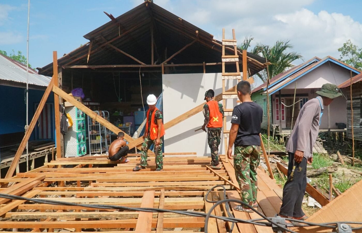 Pemasangan Gelagar di RTLH Ibu Rini oleh Satgas TMMD Kodim 1011/KLK