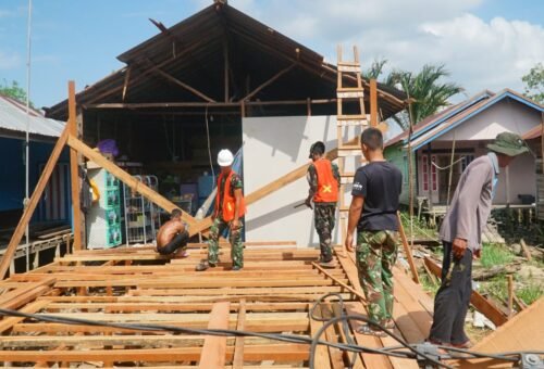 Pemasangan Gelagar di RTLH Ibu Rini oleh Satgas TMMD Kodim 1011/KLK
