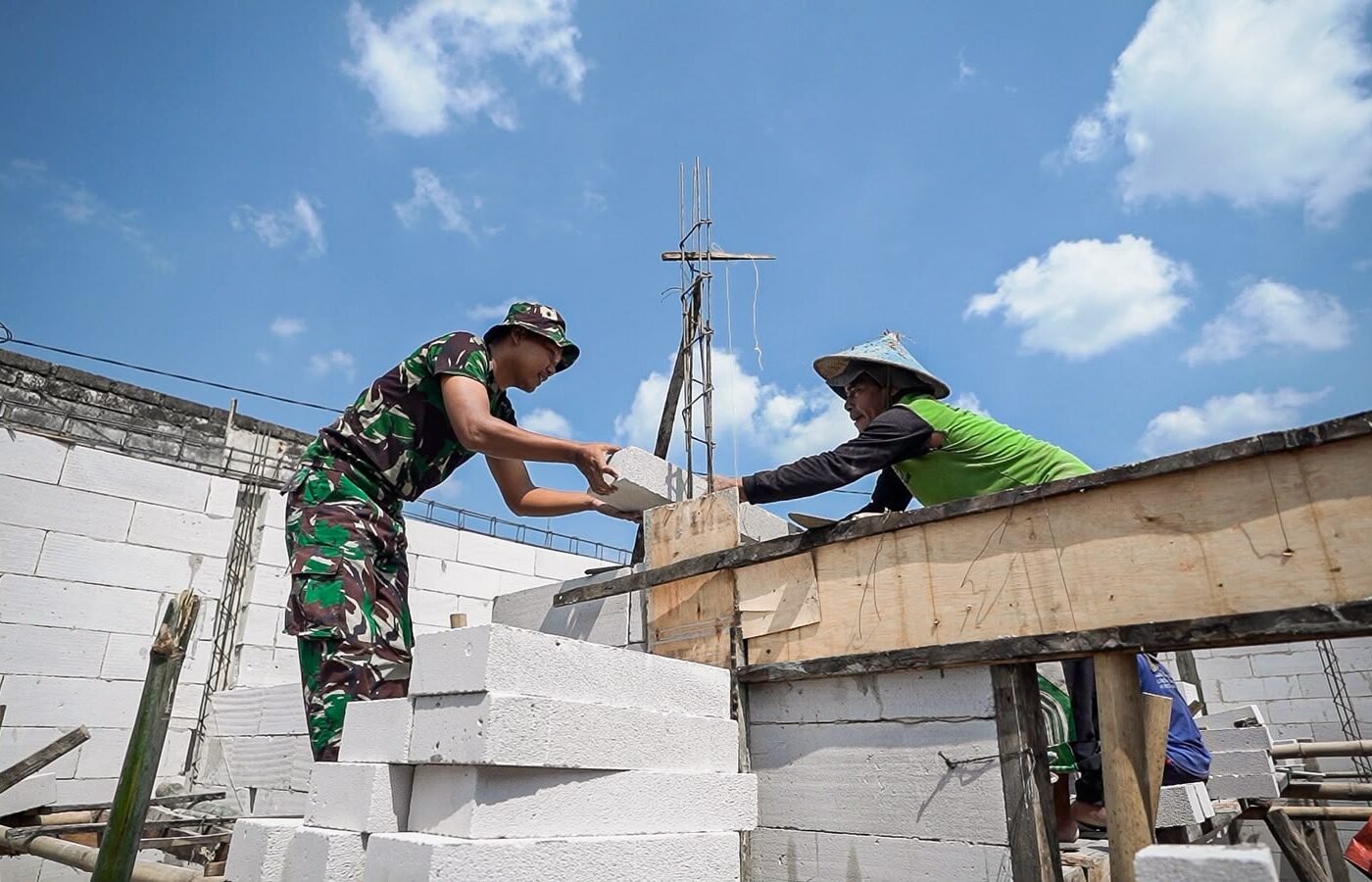 Satgas TMMD 129 Kebut Pemasangan Bata Rutilahu Demi Percepat Penyelesaian Rumah Warga Desa Tlemang