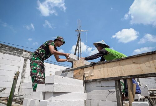 Satgas TMMD 129 Kebut Pemasangan Bata Rutilahu Demi Percepat Penyelesaian Rumah Warga Desa Tlemang