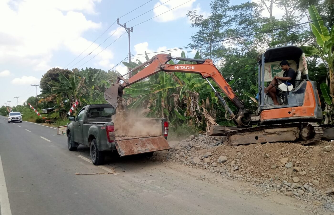 Penggunaan Alat Berat Dukung Proyek Pembangunan Jalan TMMD di Desa Bandar Raya