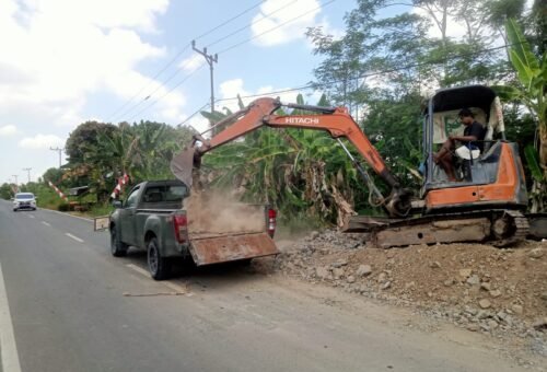 Penggunaan Alat Berat Dukung Proyek Pembangunan Jalan TMMD di Desa Bandar Raya