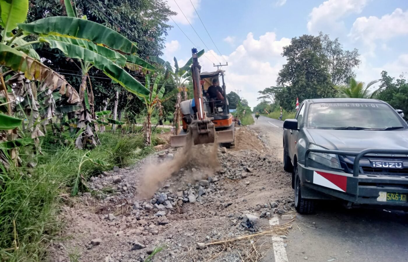 Sinergi Satgas TMMD dan Operator Alat Berat Tingkatkan Infrastruktur Desa