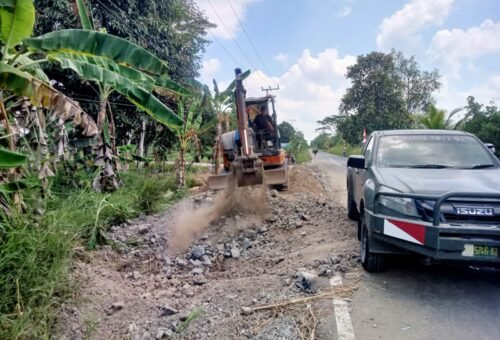 Sinergi Satgas TMMD dan Operator Alat Berat Tingkatkan Infrastruktur Desa
