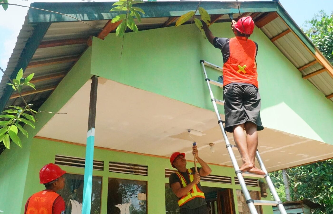 Kerja Sama Kompak Menyelesaikan RTLH Ibu Wahida