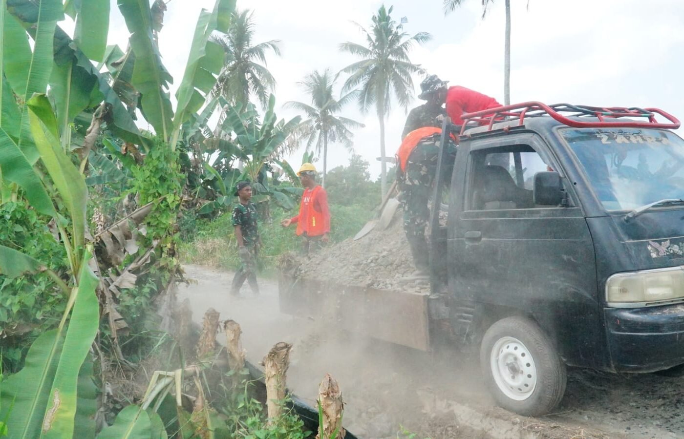 Sinergi Satgas TMMD dan Warga Percepat Proyek Jalan di Desa Bandar Raya