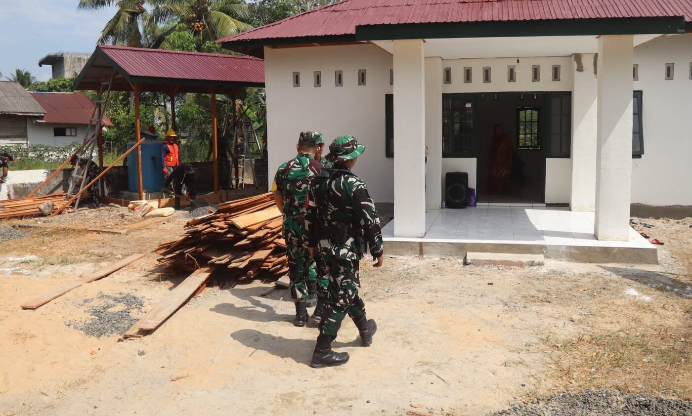 Pengawasan Proyek Rehab Musholla di Desa Bandar Raya oleh Tim WASEV TMMD Ke-129