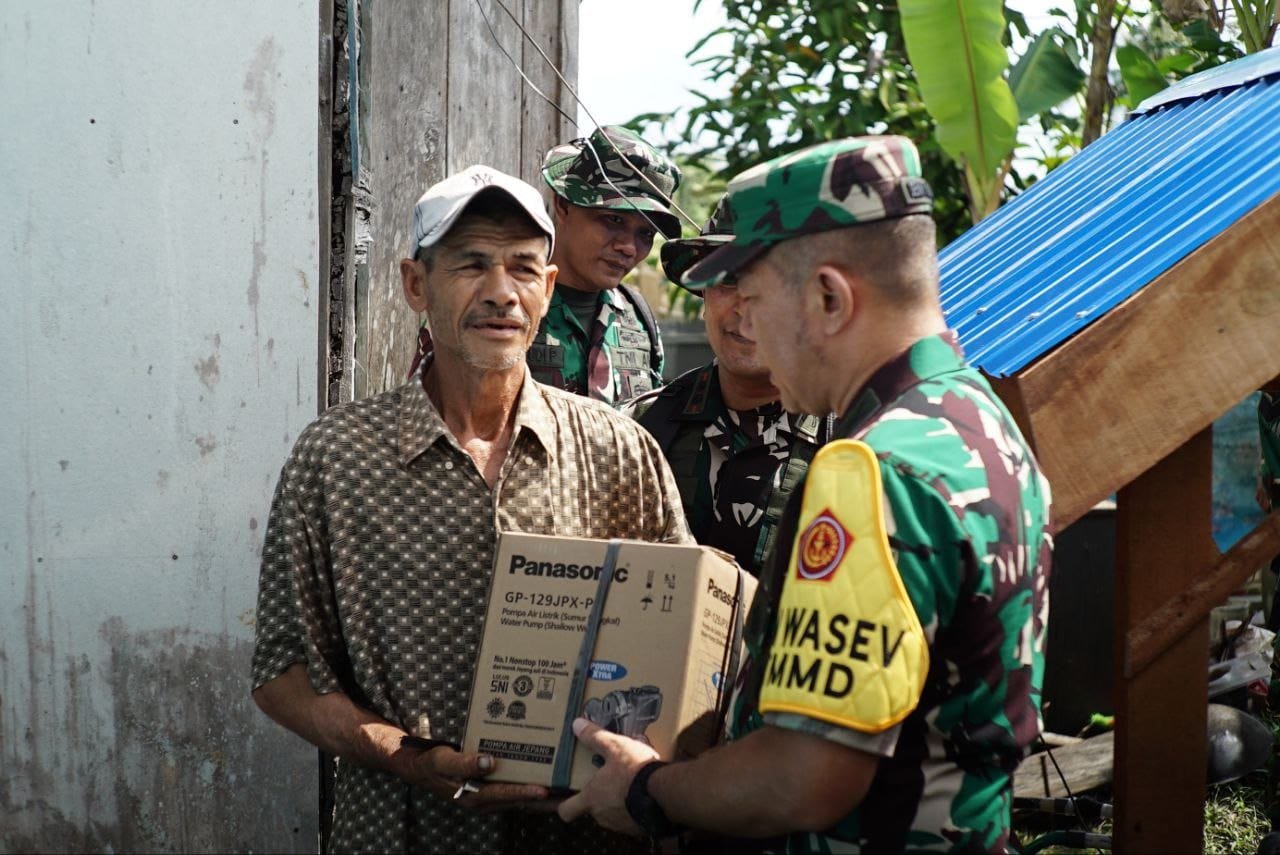 Tim Pengawasan TMMD Ke-129 Salurkan Bantuan untuk Warga Desa Bandar Raya