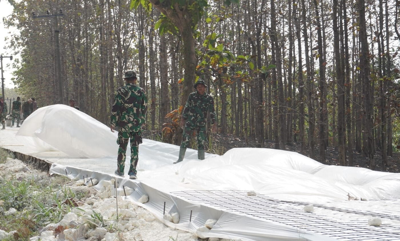 Membangun Kualitas Jalan Melalui Teknologi Cor yang Tepat, Satgas TMMD Kodim 0812/Lamongan Perkuat Infrastruktur Desa