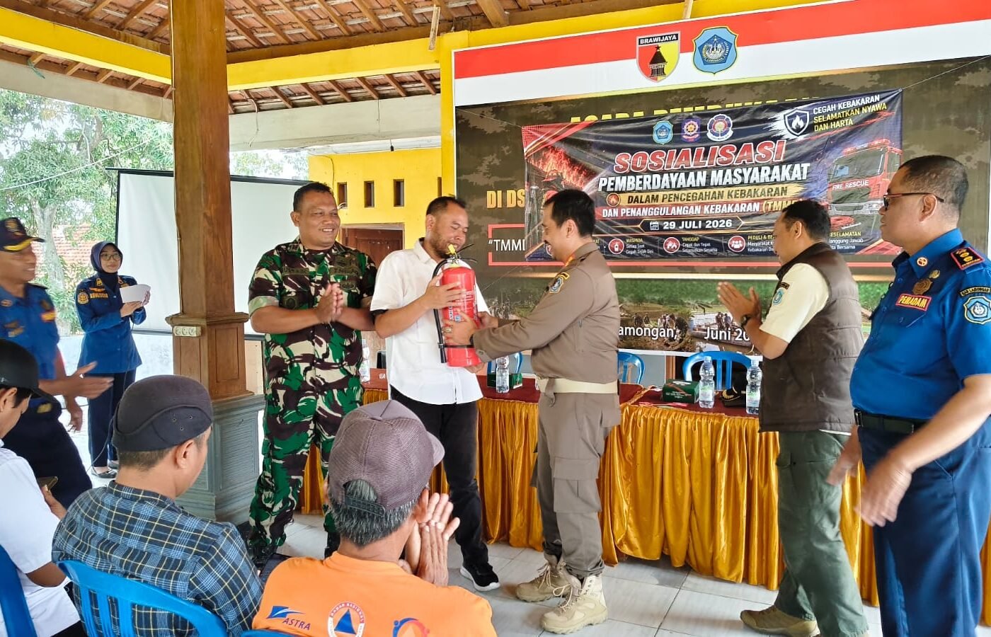 Simulasi Pemadaman Api: Upaya Satgas TMMD ke-129 Meningkatkan Kesiapsiagaan Warga
