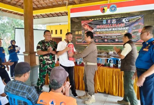 Simulasi Pemadaman Api: Upaya Satgas TMMD ke-129 Meningkatkan Kesiapsiagaan Warga