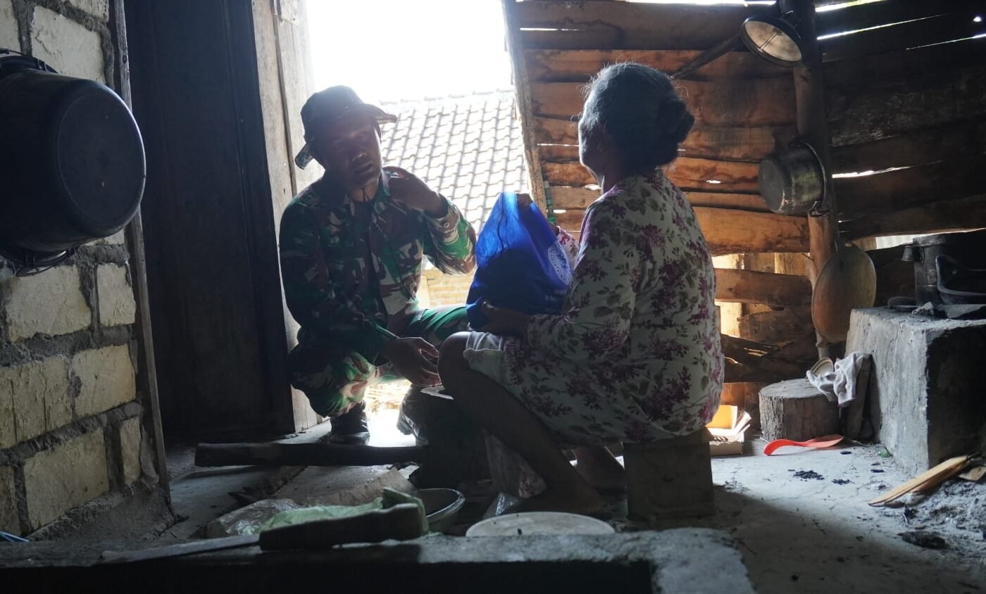 Kepedulian Tanpa Batas, Satgas TMMD Ke-129 Kodim 0812/Lamongan Salurkan Sembako untuk Lansia Desa Tlemang