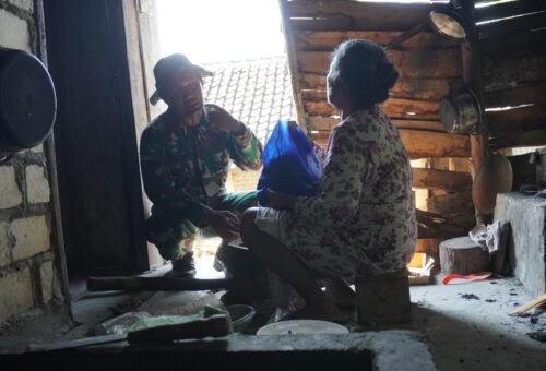 Kepedulian Tanpa Batas, Satgas TMMD Ke-129 Kodim 0812/Lamongan Salurkan Sembako untuk Lansia Desa Tlemang