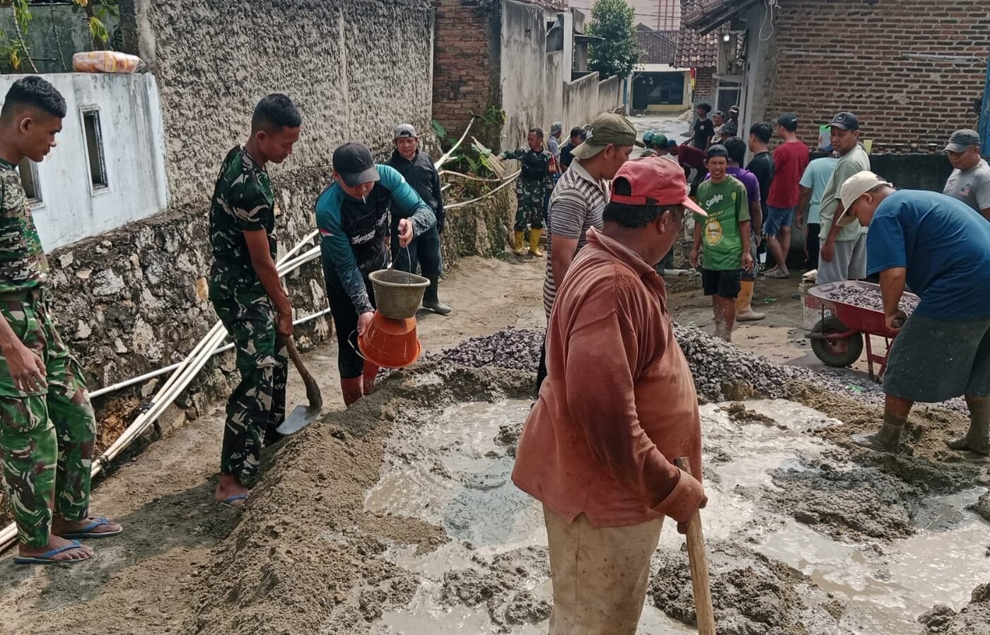 Pengerjaan Pengecoran Jalan Nangka oleh Satgas TMMD Ke-129 di Bandar Lampung Dipercepat
