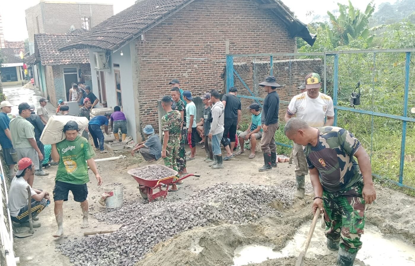 Sinergi TNI dan Warga Memperindah Jalan Nangka Melalui TMMD