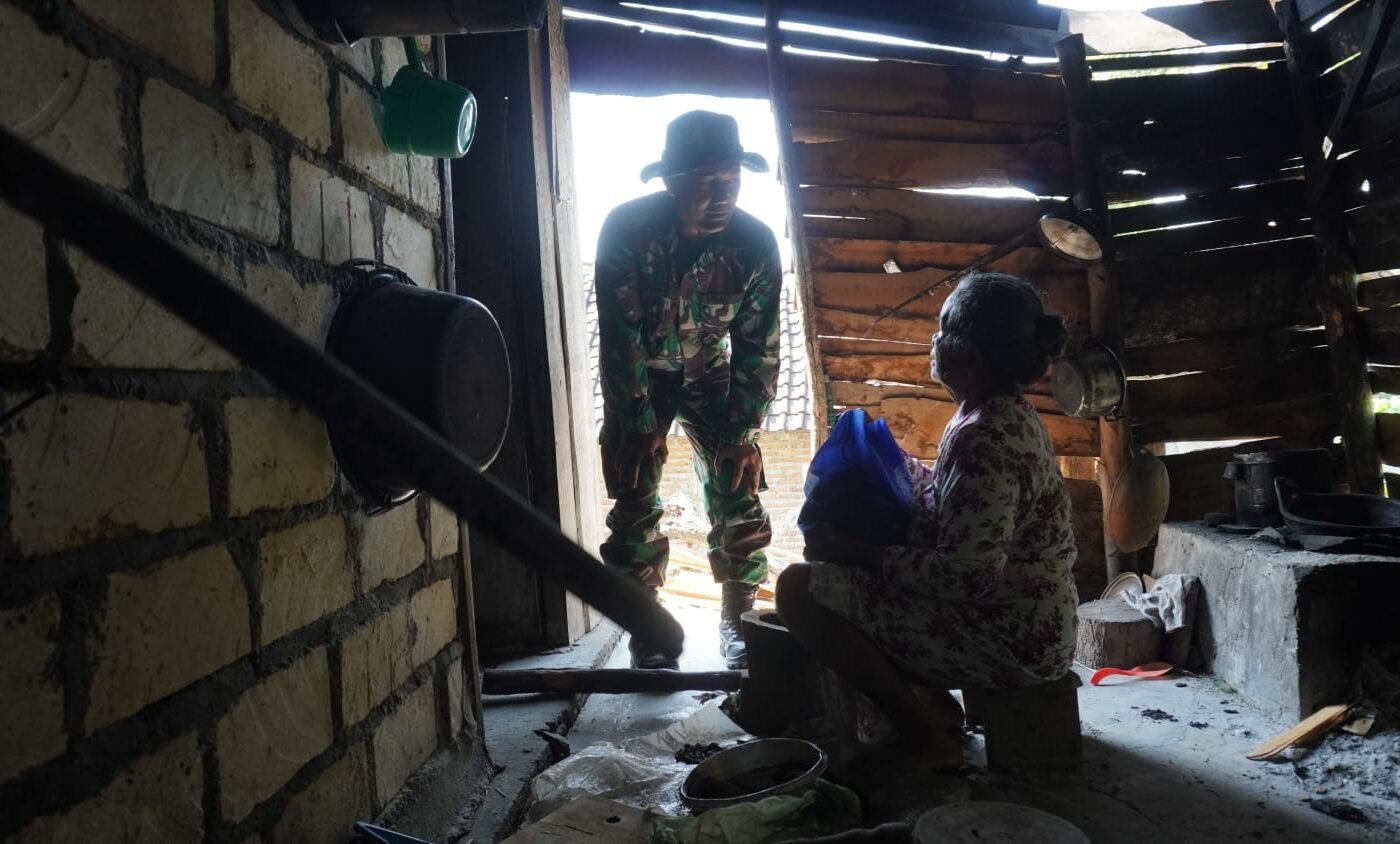 Ketuk Pintu Rumah Warga, Satgas TMMD Ke-129 Pererat Silaturahmi dengan Masyarakat Desa Tlemang