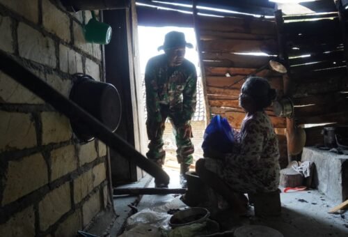 Ketuk Pintu Rumah Warga, Satgas TMMD Ke-129 Pererat Silaturahmi dengan Masyarakat Desa Tlemang