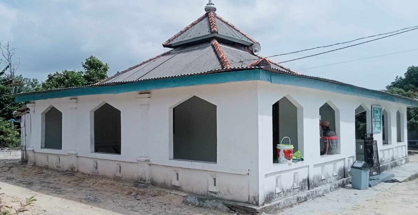 TMMD Ke-129 Kodim 0413/Bangka Tingkatkan Keindahan Masjid Al-Amin di Desa Deniang