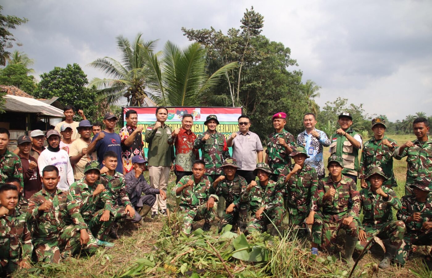 Gotong Royong Bersihkan Sungai Way Jerinjing oleh Satgas TMMD Ke-129