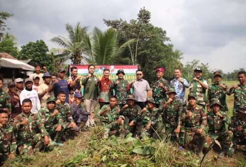 Gotong Royong Bersihkan Sungai Way Jerinjing oleh Satgas TMMD Ke-129