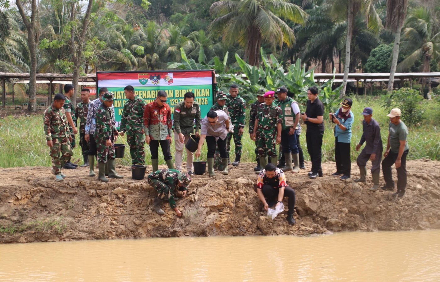 Membangun Ketahanan Pangan, Satgas TMMD ke-129 Kodim 0412/LU Tebar Ribuan Bibit Ikan di Desa Baru Raharja