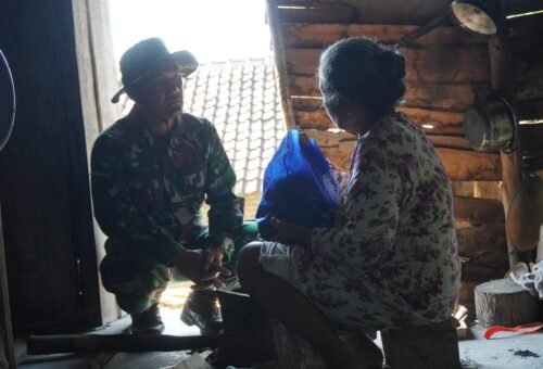 Tak Hanya Bangun Infrastruktur, Satgas TMMD Ke-129 Wujudkan Kepedulian Sosial Lewat Aksi Berbagi