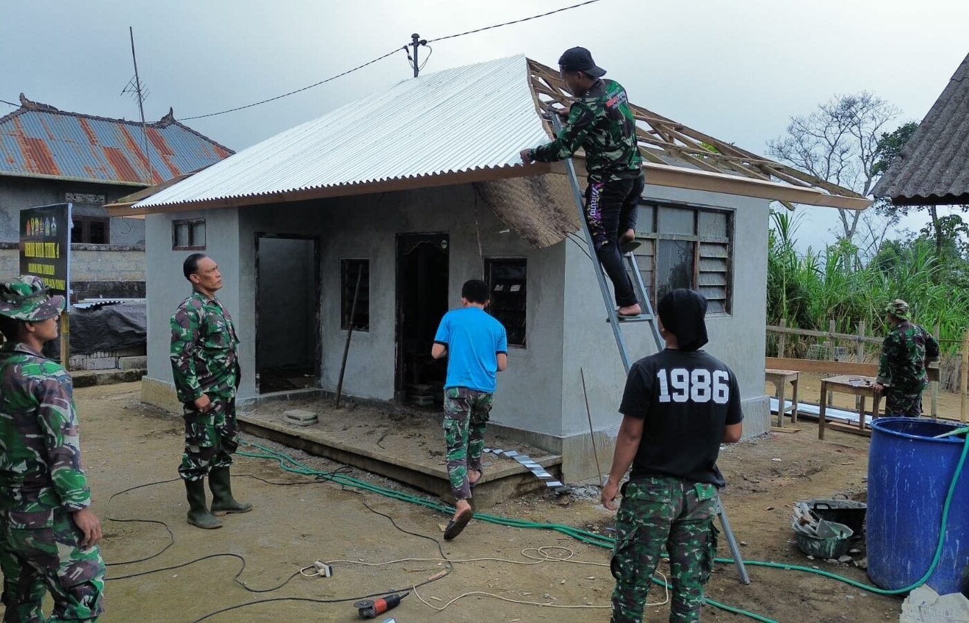 Kebersamaan dalam Rehabilitasi Rumah Ibu Nengah Madri oleh Satgas TMMD